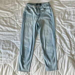 Holliser Ultra High Rise Mom Jeans in size 7-R